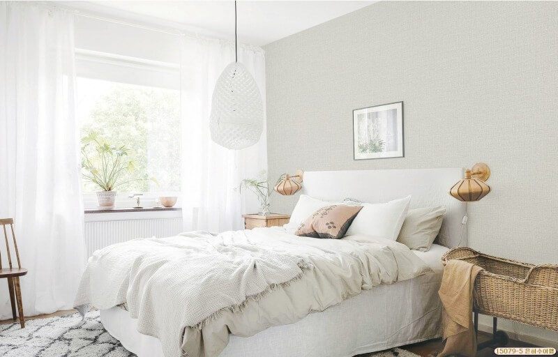 .
Giấy dán tường mã 15079 có nhiều màu sắc khác nhau như trắng sữa, ghi nhạt, và các mã số 15079-1, -2, -3, -4, để phù hợp với sở thích của khách hàng.